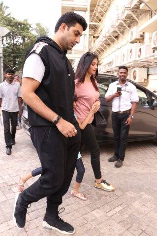 ২০ এপ্রিল ছিল অ্যাশ-অভির দ্বাদশ বিবাহবার্ষিকী। মেয়েকে নিয়ে মালদ্বীপে গিয়েছিলেন তাঁরা।