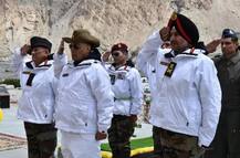 দেখুন, সিয়াচেনে প্রতিরক্ষামন্ত্রী রাজনাথ সিংহ