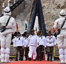 দেখুন, সিয়াচেনে প্রতিরক্ষামন্ত্রী রাজনাথ সিংহ