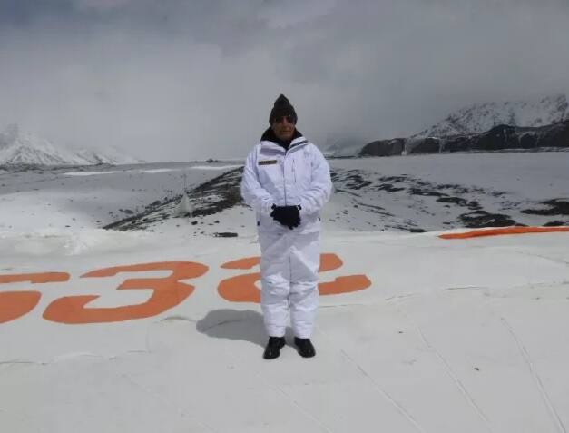 কারাকোরাম পর্বতের সিয়াচেন হিমবাহ বিশ্বের সর্বোচ্চ যুদ্ধক্ষেত্র। প্রতিকূল আবহাওয়ার কারণে এই অঞ্চলে প্রতি মুহূর্তে মৃত্যুর সঙ্গে লড়াই করতে হয় সেনা জওয়ানদের। ছবি সৌজন্যে এএনআই