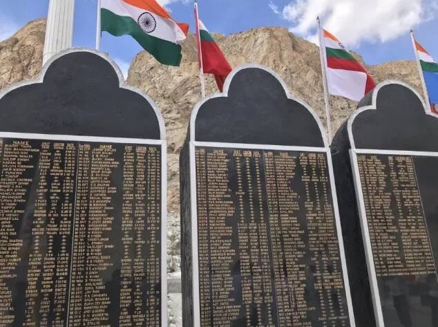 শীতকালে সিয়াচেনের সর্বনিম্ন তাপমাত্রা হিমাঙ্কের নীচে ৬০ ডিগ্রি পর্যন্ত নেমে যায়। সেই সময় এখানে প্রায়ই তুষারধস নামে। ছবি সৌজন্যে এএনআই 