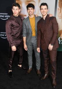 জোনাস ভাইদের তথ্যচিত্রের প্রিমিয়ারে স্বামীর সঙ্গে প্রিয়ঙ্কা