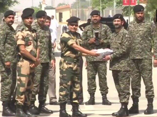 আটারি ওয়াঘা সীমান্তে মিষ্টি বিতরন করে ভারত-পাক সেনাবাহিনী