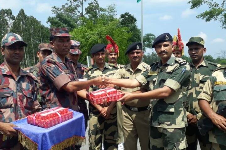 ভারত বাংলাদেশ ফুলবাড়ি সীমান্তেও সেনাবাহিনীদের মধ্যে চলে মিষ্টি বিতরন