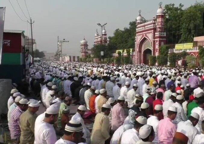 আলিগড়ে শাহ জামাল মসজিদে চলছে প্রার্থনা