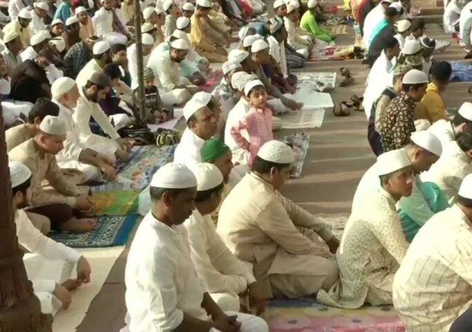 নমাজে ব্যস্ত কচি কাঁচারা