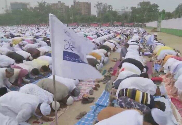 পাটনার গাঁধি ময়দানে নমাজ পড়ছেন সাধারণ মানুষ
