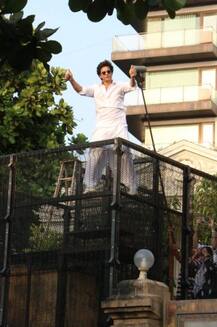 দেখুন, ইদে অনুরাগীদের সামনে হাজির শাহরুখ-সলমন, জানালেন শুভেচ্ছা