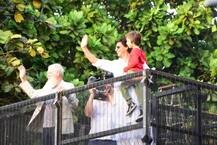 দেখুন, ইদে অনুরাগীদের সামনে হাজির শাহরুখ-সলমন, জানালেন শুভেচ্ছা