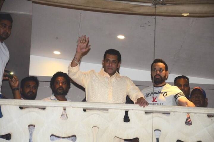 হাত নেড়ে সকলকে অভিবাদন সলমনের। 