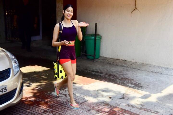 দিনকয়েক আগে জাহ্নবীর শর্টসের সাইজ নিয়ে বিতর্ক হয়েছিল। ক্যাটরিনা কাইফ বলেছিলেন, জাহ্নবীর শর্টস ভীষণরকম ‘শর্ট’। যার প্রতিবাদ করেন তাঁর তুতো দিদি সোনম কপূর। 