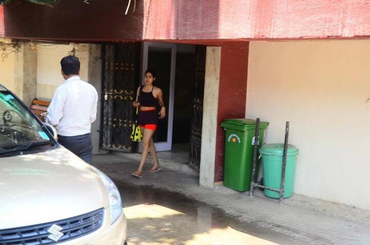 এবার আর বিতর্কে না গিয়ে জাহ্নবী দৃশ্যতই একটু ‘বড়’ শর্টস পরেছেন। (সব ছবি: মানব মঙ্গলানি) 