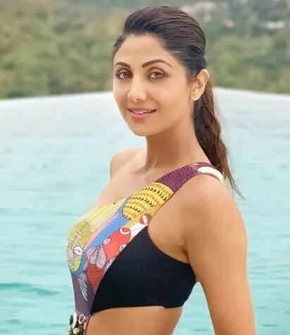 ১৯৯২ সালে ‘গাতা রহে মেরা দিল’ নামে একটি ছবিতে কাজ করার জন্য চুক্তিবদ্ধ হন শিল্পা। তবে ছবিটি শেষপর্যন্ত আর মুক্তি পায়নি। ১৯৯৩ সালে শাহরুখ খান, কাজলের সঙ্গে ‘বাজিগর’ ছবিতে অভিনয়ের মাধ্যমে বলিউডে যাত্রা শুরু হয় শিল্পার। ছবি সৌজন্যে ইনস্টাগ্রাম