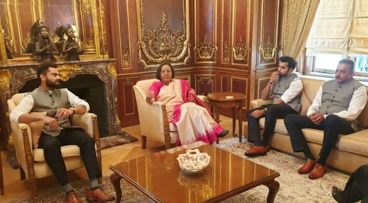 সাউদাম্পটনে চলতি বিশ্বকাপের প্রথম ম্যাচে দক্ষিণ আফ্রিকাকে হারানোর পর বৃহস্পতিবার লন্ডন পৌঁছয় ভারতীয় দল