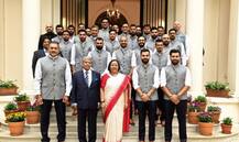 দেখুন, লন্ডনে ভারতীয় হাই কমিশনে ভারতীয় দল