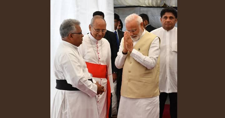 দ্বিতীয়বার প্রধানমন্ত্রী হওয়ার পর প্রথম বিদেশ সফরেই শ্রীলঙ্কা গেলেন নরেন্দ্র মোদি। এই সফরে মালদ্বীপেও গিয়েছেন তিনি। 