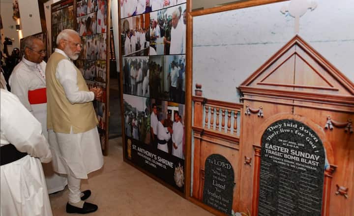 সেখানে ইস্টার সানডে-তে সন্ত্রাস হানায় নিহতদের প্রতি শ্রদ্ধার্ঘ নিবেদন করেন প্রধানমন্ত্রী নরেন্দ্র মোদি। সেই ভিডিও ট্যুইটারে পোস্টও করেছেন তিনি। 