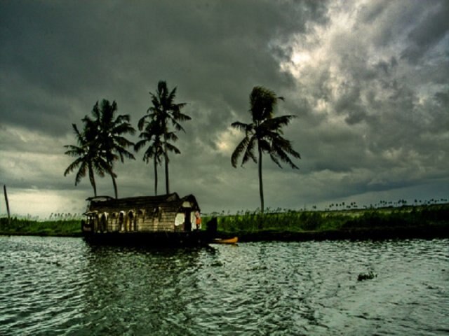 Heavy rains lash Kerala; trees uprooted, houses destroyed বর্ষার প্রবল বৃষ্টিতে কেরলে মৃত ৩, ভাঙল ১০টি বাড়ি