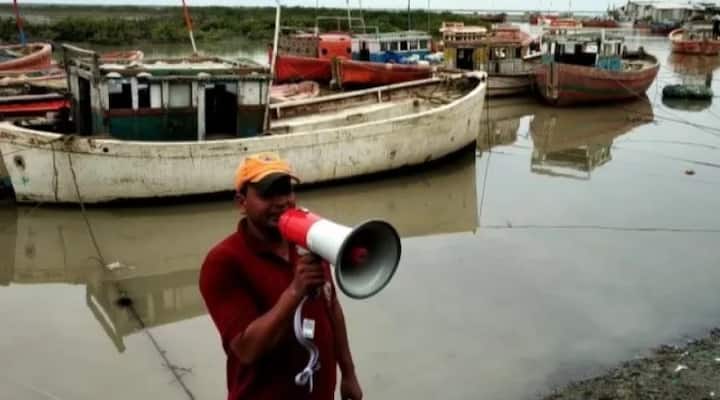 আবহাওয়া দফতরের পক্ষ থেকে পূর্বাভাসে জানানো হয়েছে, গুজরাত উপকূল থেকে ৩৪০ কিমি দূরে অবস্থান করছে অত্যন্ত শক্তিশালী ঘূর্ণিঝড় ‘বায়ু’। ছবি সৌজন্যে ট্যুইটার