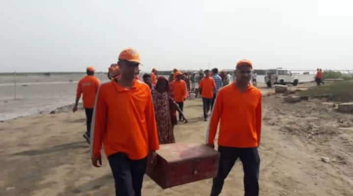 সতর্কতামূলক ব্যবস্থা হিসেবে আজ ও আগামীকাল ১০টি জেলার সব স্কুল-কলেজ ও অঙ্গনওয়াড়ি কেন্দ্রে ছুটি ঘোষণা করা হয়েছে। ছবি সৌজন্যে ট্যুইটার