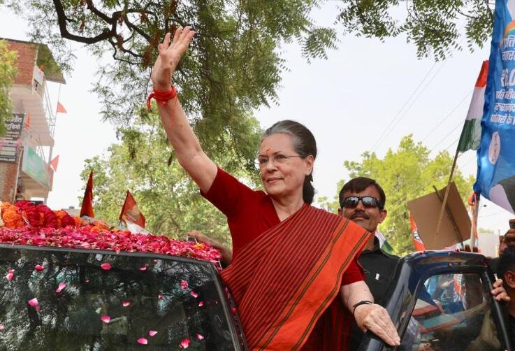 Sonia, Priyanka visit Raebareli, unlikely to visit Amethi ভোটারদের ধন্যবাদ জানাতে প্রিয়ঙ্কাকে নিয়ে রায়বরেলিতে এলেন সনিয়া, যাবেন না অমেঠিতে