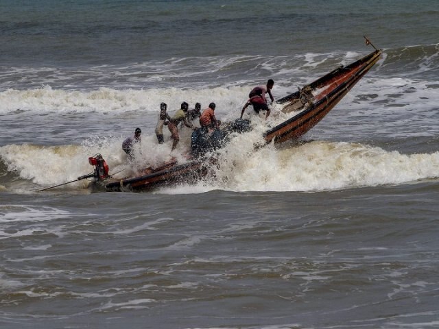1.6 lakh people evacuated as Cyclone Vayu inches closer to Gujarat Coast গুজরাত উপকূলের দিকে এগোচ্ছে ‘বায়ু’, নিরাপদ স্থানে সরানো হল দেড় লক্ষেও বেশি মানুষকে, সতর্কবার্তা মেনে চলুন, আর্জি মোদির