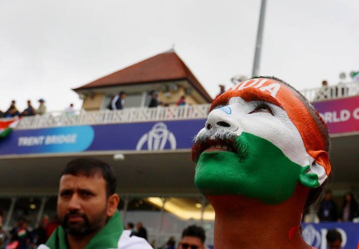 বৃষ্টিতে ম্যাচ বাতিল। আকাশের দিকে তাকিয়ে নিরাশ ভারতীয় সমর্থক। ছবি সৌজন্য - এএনআই