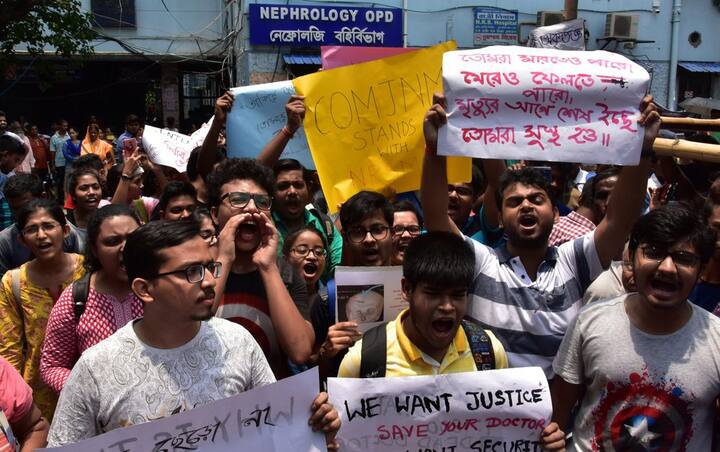 এনআরএসে জুনিয়র ডাক্তারদের মারধরের প্রতিবাদে মঙ্গলবার থেকে কর্মবিরতিতে সামিল হয়েছেন বিভিন্ন হাসপাতালের জুনিয়র ডাক্তাররা। ফলে সরকারি মেডিক্যাল কলেজগুলিতে শিকেয় উঠেছে পরিষেবা। বৃহস্পতিবার এসএসকেএমে যান মমতা বন্দ্যোপাধ্যায়। মুখ্যমন্ত্রী পৌঁছতেই উই ওয়ান্ট জাস্টিস স্লোগান দিতে শুরু করেন জুনিয়র ডাক্তাররা। ছবি সৌজন্য - এএনআই
