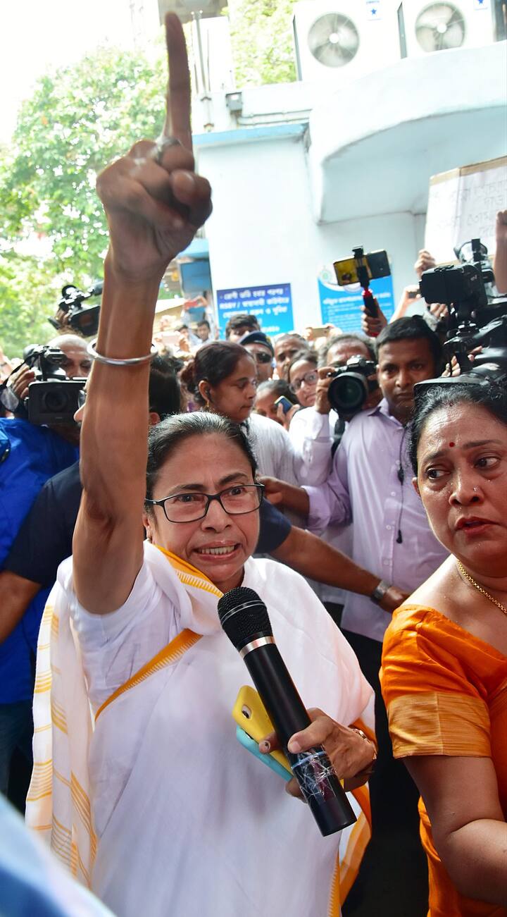 জুনিয়র ডাক্তারদের হুঁশিয়ারি দিতে গিয়েই সিপিএম-বিজেপির বিরুদ্ধে আঙুল তোলেন মুখ্যমন্ত্রী। এসএসকেএম-এ দাঁড়িয়ে সিপিএম-বিজেপির বিরুদ্ধে তুললেন চক্রান্তের অভিযোগ। বলেছেন, এগুলো কনস্পিরেসি, বাই বিজেপি-সিপিএম। এরপর এনআরএস-কাণ্ডেও এবার রাজনীতি টেনে আনলেন মমতা বন্দ্যোপাধ্যায়। বিজেপির বিরুদ্ধে আরও সুর চড়ান তৃণমূলনেত্রী। মুখ্যমন্ত্রীর আক্রমণের পাল্টা জবাব দিয়েছে বিরোধীরা। ছবি সৌজন্য - এএনআই