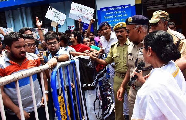 এসএসকেএম পড়ুয়ারা প্রতিবাদে সামিল হন। মুখ্যমন্ত্রীর সামনে প্ল্যাকার্ড হাতে বিক্ষোভ দেখাতে শুরু করেন জুনিয়র ডাক্তাররা।ছবি সৌজন্য - এএনআই