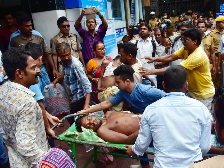 মমতার নির্দেশের পর এসএসকেএমে শুরু ভয় রোগী-ভর্তির প্রক্রিয়া। নিরাপত্তারক্ষীর সঙ্গে বচসা রোগীর পরিজনদের। চিকিৎসা পরিষেবা না মেলায় সকালে এসএসকেএমের সামনে পথ অবরোধ করেন রোগীর আত্মীয়রা। পরিস্থিতি সামাল দিতে রোগী ও তাঁদের আত্মীয়দের হাসপাতালের ভেতরে নিয়ে যায় পুলিশ। এরপর সকাল ৯টা নাগাদ আউটডোরে টিকিট দেওয়া শুরু হয়। কয়েকটি বিভাগে চালু হয় চিকিৎসা পরিষেবা। বেলা ১১টা নাগাদ টিকিট দেওয়া বন্ধ হয়ে যায়। ফলে ফের আতান্তরে পড়েছেন রোগী ও তাঁদের আত্মীয়রা। দুপুর দেড়টার পর জরুরি বিভাগে পরিষেবা চালু হয়। চিকিৎসার দায়িত্বে সিনিয়র ডাক্তাররা। ছবি সৌজন্য - এএনআই