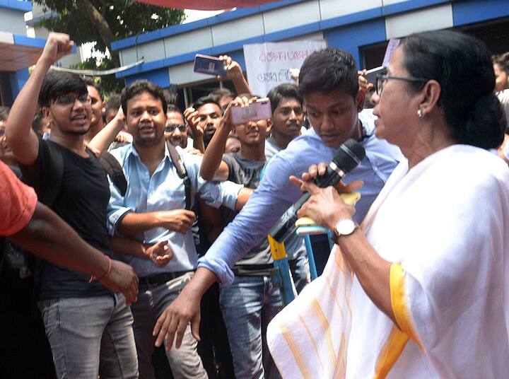 এনআরএস-কাণ্ডের তিনদিন পর বৃহস্পতিবার সকালে এসএসকেএম-এ যান মুখ্যমন্ত্রী। হাসপাতালে পৌঁছতেই তাঁকে ঘিরে স্লোগান দিতে শুরু করেন জুনিয়র ডাক্তাররা। মেডিক্যাল পড়ুয়াদের সঙ্গে কথা বলেন মুখ্যমন্ত্রী মমতা বন্দ্যোপাধ্যায়। ছবি সৌজন্য - এএনআই