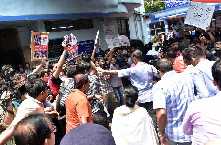 কর্মবিরতিতে সামিল জুনিয়র ডাক্তারদের উদ্দেশে আরও হুঁশিয়ারি দেন মুখ্যমন্ত্রী। বলেন, হাসপাতাল খালি করে দেবে। হাসপাতালে পেশেন্ট ছাড়া আর কেউ থাকবে না। হাসপাতাল হস্টেল খালি করে দেবে। যারা কাজ করবে না, তারা হস্টেলে থাকবে না। যারা কাজে যোগদান করবে আজকের মধ্যে, তারা কন্টিনিউ করবে। যারা কাজে যোগদান করবে না, রোগী পরিষেবা ব্যাহত করবে। তাদের আমরা কোনওভাবে গভর্নমেন্ট সাহায্য দেব নাআপনাদের যত নেতা আছে ধরে নিয়ে আসুন। মুখ্যমন্ত্রীর মন্তব্যের প্রেক্ষিতে জুনিয়র ডাক্তাররাও পাল্টা সরব হয়েছে। জুনিয়র ডাক্তাররা সাফ জানিয়েছেন, কর্মবিরতি চলবে। ছবি সৌজন্য - এএনআই