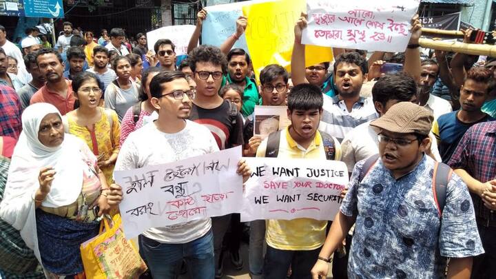 সকলে যখন সমাধান সূত্রের আশায়, ঠিক তখনই বিকেলে হঠাৎ করে ফের উত্তপ্ত হয়ে ওঠে এনআরএস! জুনিয়র ডাক্তাররা অভিযোগ করেন, বহিরাগতরা হাসপাতালে ঢুকে আন্দোলন ভাঙার চেষ্টা করছে। ছবি সৌজন্য - এএনআই