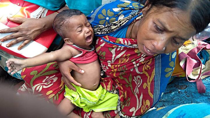 এনআরএসে সন্তানের চিকিৎসার জন্য কান্নায় ভেঙে পড়েছেন এক মা। জুনিয়র চিকিৎসকরা এখনও নিজেদের অবস্থানে অনড়। জারি রয়েছে কর্মবিরতি। ফলে চূড়ান্ত হয়রানিতে অসংখ্য সাধারণ মানুষ।ছবি সৌজন্য - এএনআই