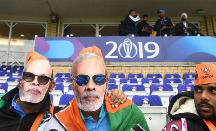 ভারতীয় সমর্থকদের মুখে মোদি মুখোশ আর চোখে কালো চশমা। গলায় ছিল ভারতের পতাকাও।