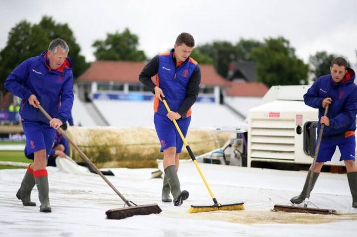 পরের পর ম্যাচ বাতিল হয়ে যাওয়ায় তোলপাড় চলছে বিশ্বকাপে। আলোচনার কেন্দ্রে ছিল ট্রেন্ট ব্রিজ পিচের আচ্ছাদন।