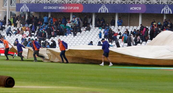 ম্যাচ বাতিল করে ঢেকে দেওয়া হয় গোটা পিচ