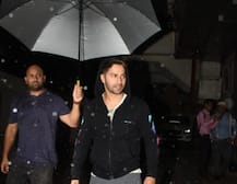 দেখুন! বৃষ্টি উপেক্ষা করে গার্লফ্রেন্ড নাতাশার সঙ্গে পথে নেমেছেন বরুণ ধবন