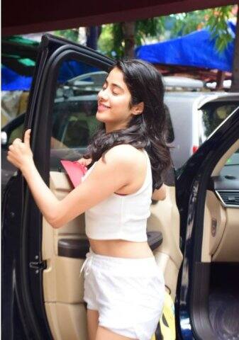 সেইসঙ্গে কর্ণ জোহরের সিনেমা তখত-এও দেখা যাবে তাঁকে। এই সিনেমায় ভিকি কৌশলের বিপরীতে দেখা যেতে পারে তাঁকে। ছবি-মানব মঙ্গলানি 