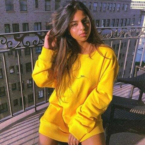 হলুদ সোয়েট শার্টে বারন্দায় দাঁড়ানো সুহানার এই ছবিটি ভাইরাল হয়েছে