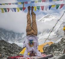 সমুদ্রপৃষ্ঠ থেকে ১৭৬০০ ফুট ওপরে এভারেস্টের বেসক্যাম্পে পালিত হল যোগ দিবস