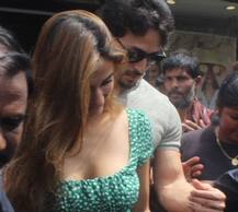 দেখুন! রেস্তোঁরার বাইরে দিশাকে ঘিরে ধরল অত্যুৎসাহীদের ভিড়, উদ্ধারে এগিয়ে এলেন টাইগার