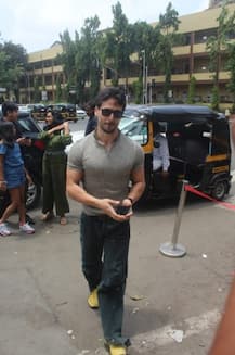 দেখুন! রেস্তোঁরার বাইরে দিশাকে ঘিরে ধরল অত্যুৎসাহীদের ভিড়, উদ্ধারে এগিয়ে এলেন টাইগার