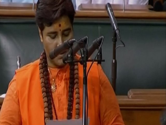 Pragya creates controversy with her name during oath taking লোকসভায় শপথ নেওয়ার সময় নামের সঙ্গে গুরুর নাম জুড়ে বিতর্কে প্রজ্ঞা