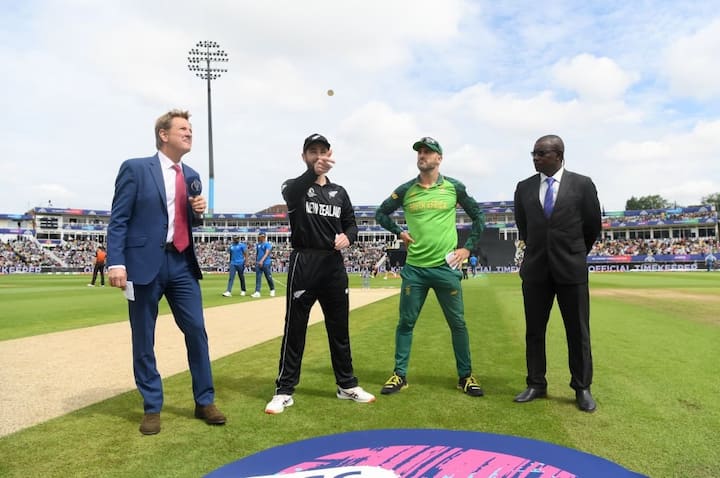 আজকের ম্যাচে টসে জিতে প্রথমে ফিল্ডিং করার সিদ্ধান্ত নেয় নিউজিল্যান্ড। দক্ষিণ আফ্রিকা ৬ উইকেটে ২৪১ রান করেছে