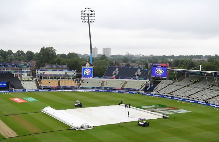 আউটফিল্ড ভেজা থাকায় আজ দেরিতে খেলা শুরু হয়। দু’দলের ইনিংসেই এক ওভার করে কমানো হয়েছে