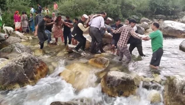 কুলুর পুলিশ সুপার শালিনী অগ্নিহোত্রী জানিয়েছেন, বেসরকারি বাসটি বঞ্জর থেকে গদাগুশানি যাচ্ছিল। সেটি ৩০০ মিটার গভীর খাদে পড়ে যায়। ছবি সৌজন্যে এএনআই