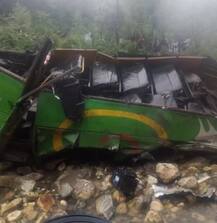 ছবিতে দেখুন, হিমাচল প্রদেশের কুলুতে খাদে পড়ল বাস, মৃত অন্তত ২৫, জখম ৩৫