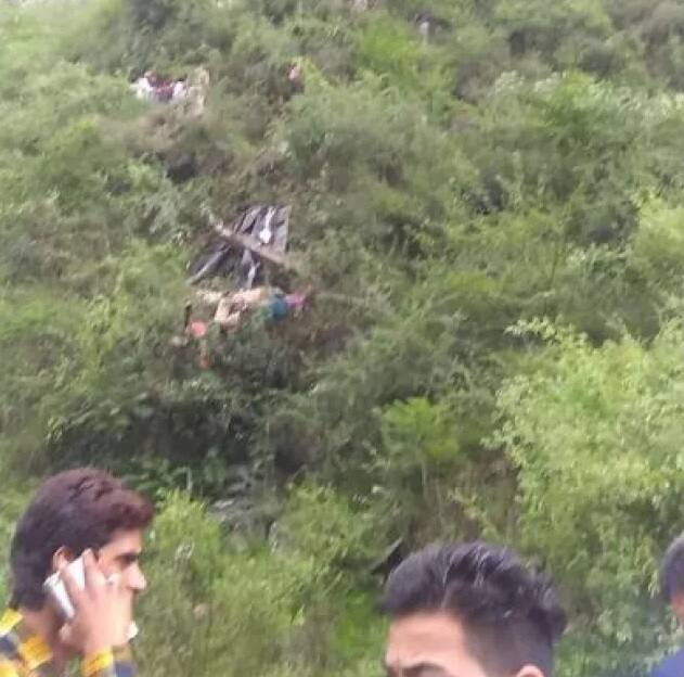 দুর্ঘটনায় বাসটি দুমড়ে-মুচড়ে গিয়েছে। উদ্ধারকারীরা জানিয়েছেন, মোট কতজন হতা-হত, সেটা নিশ্চিতভাবে এখনই বলা সম্ভব নয়। ছবি সৌজন্যে এএনআই